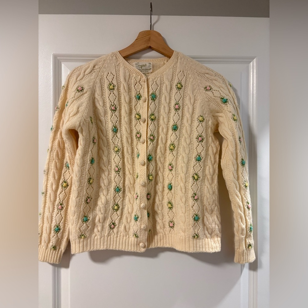 Vintage 100% wool Embroidered Cream Sweater with floral in size 38